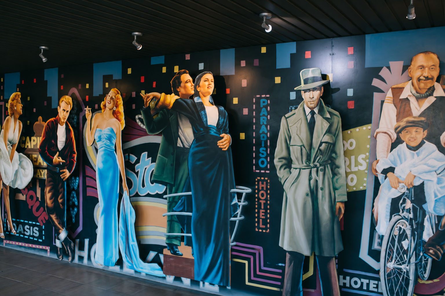 Autocine STAR — mural y pantalla
