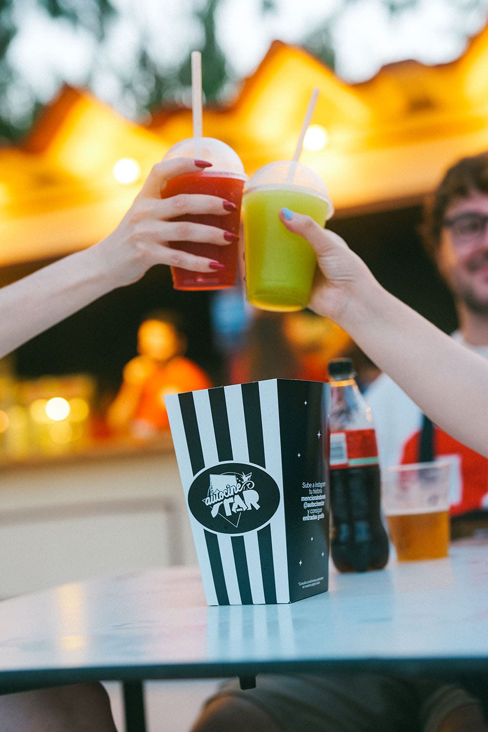 Food truck del Diner STAR con clientes en fila