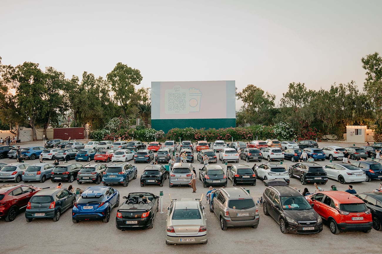 Coches aparcados frente a la pantalla del Autocine STAR al atardecer