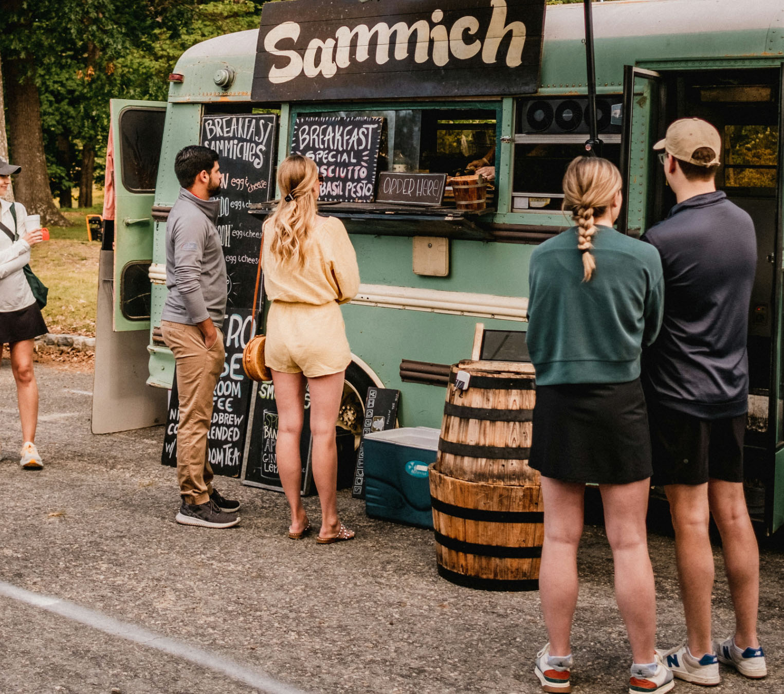 Food truck del Diner STAR con clientes en fila