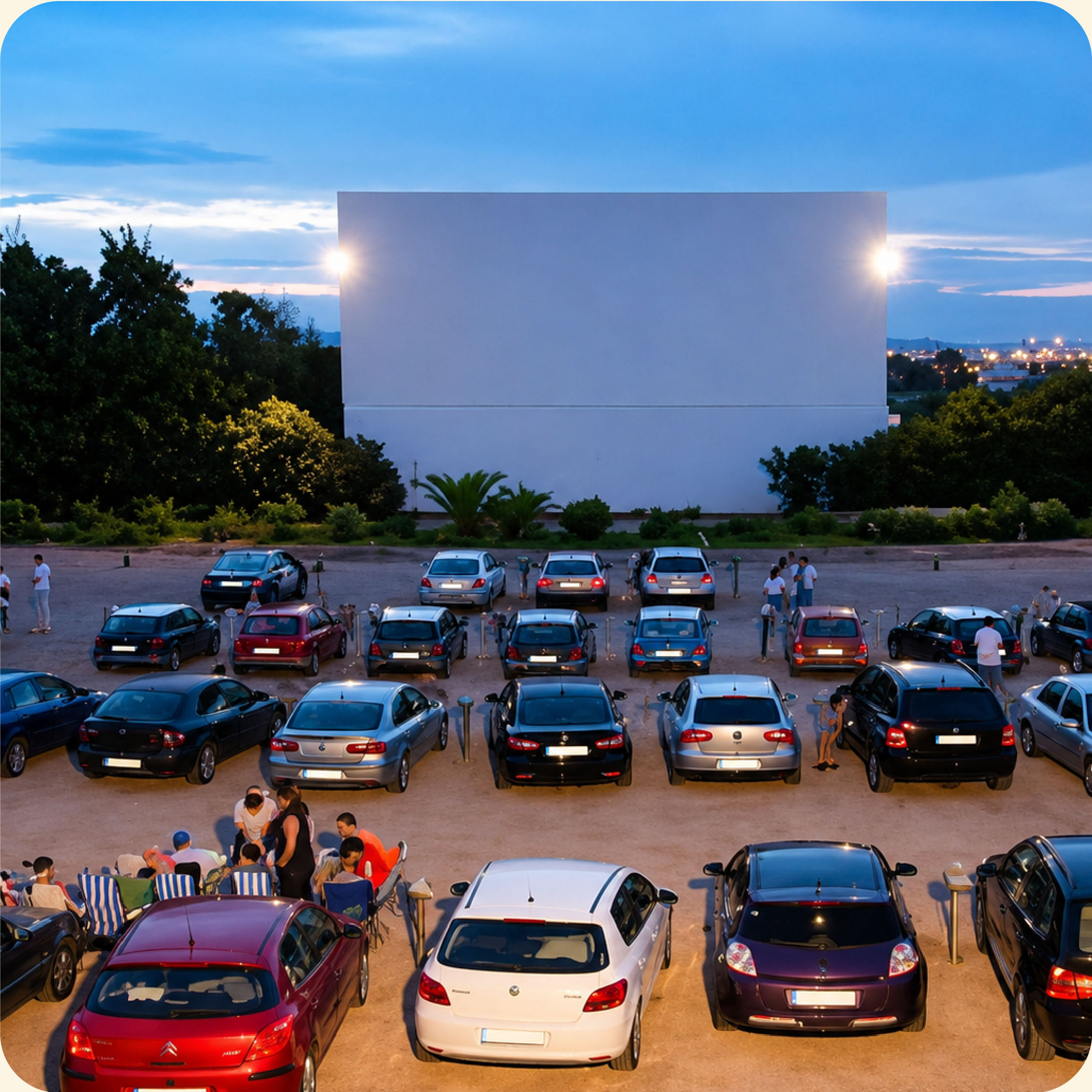 Coches aparcados frente a la pantalla del Autocine STAR al atardecer